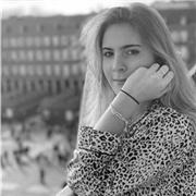 Profesora de yoga en todo los ambitos desde yoga relajante meditacion hasta yoguilates yoga de fuerza a domicilio